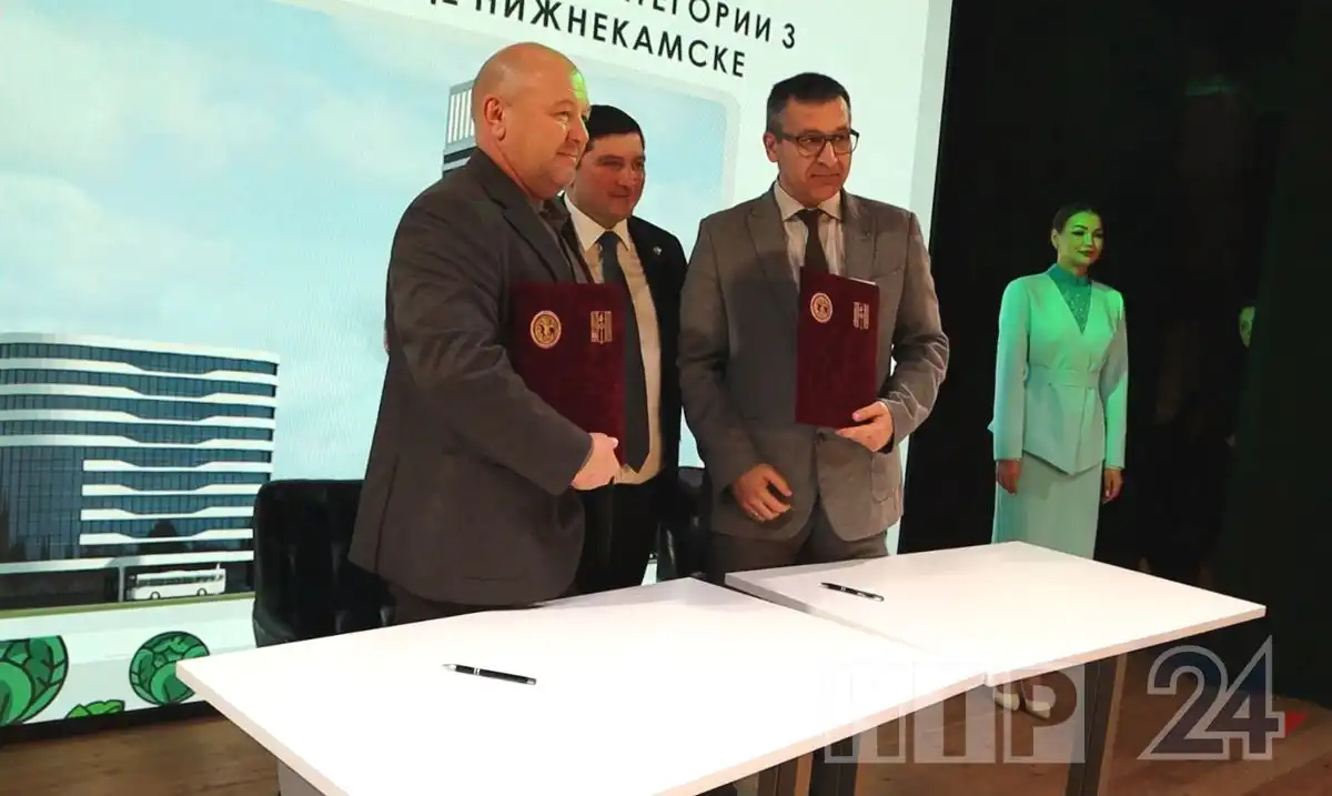Алексей Асанов подписывает соглашение