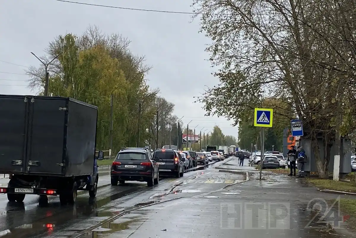 Пробка на улице Первопроходцев 7 октября в Нижнекамске