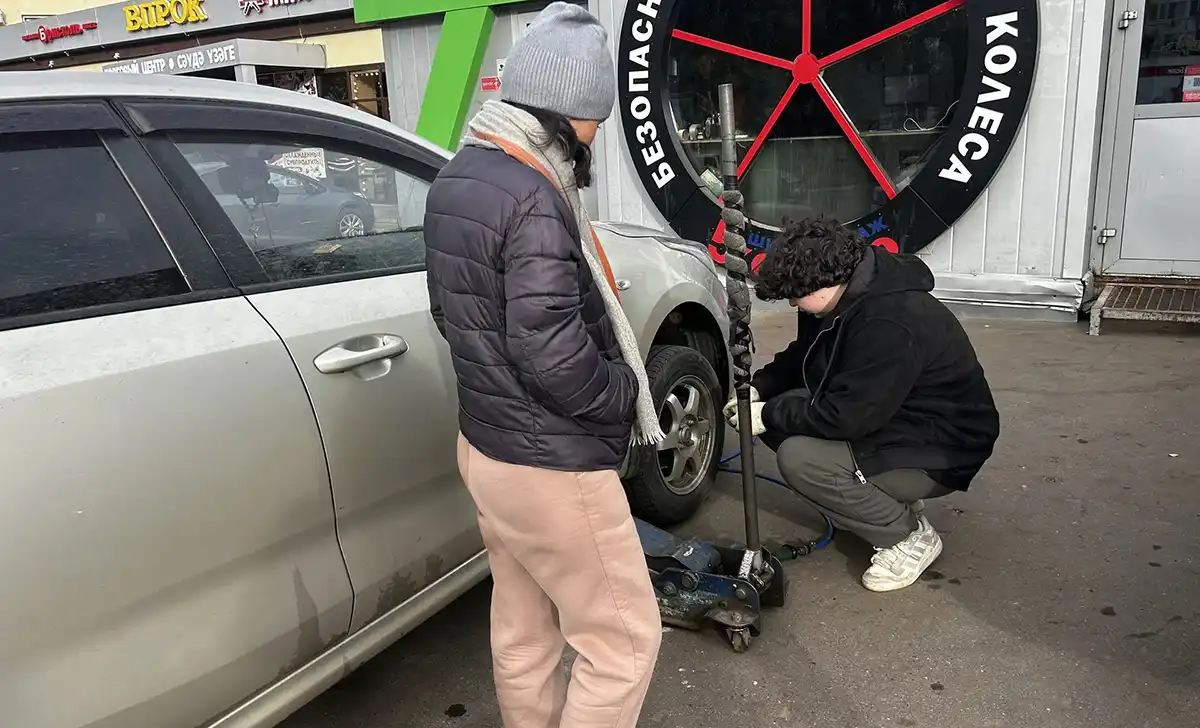 Автомобиль на летней резине едет по мокрой дороге в снег с дождём при температуре около +2 °C