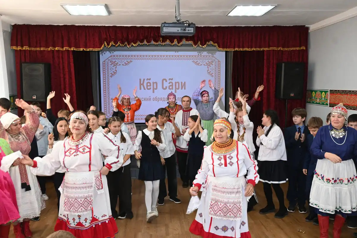 чуваши в национальных костюмах танцуют на сцене