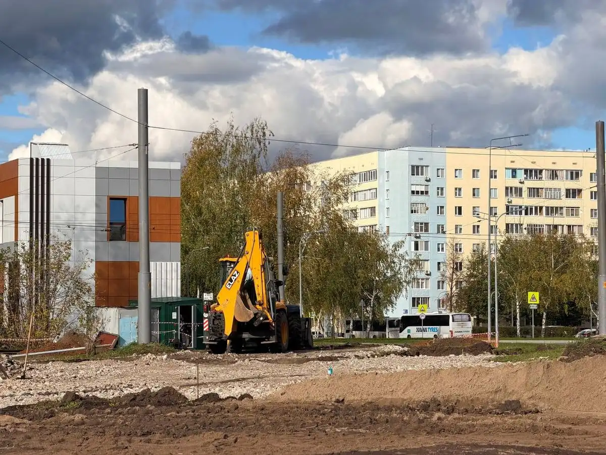 техника работает на строительстве сквера имени Зеленова в Нижнекамске