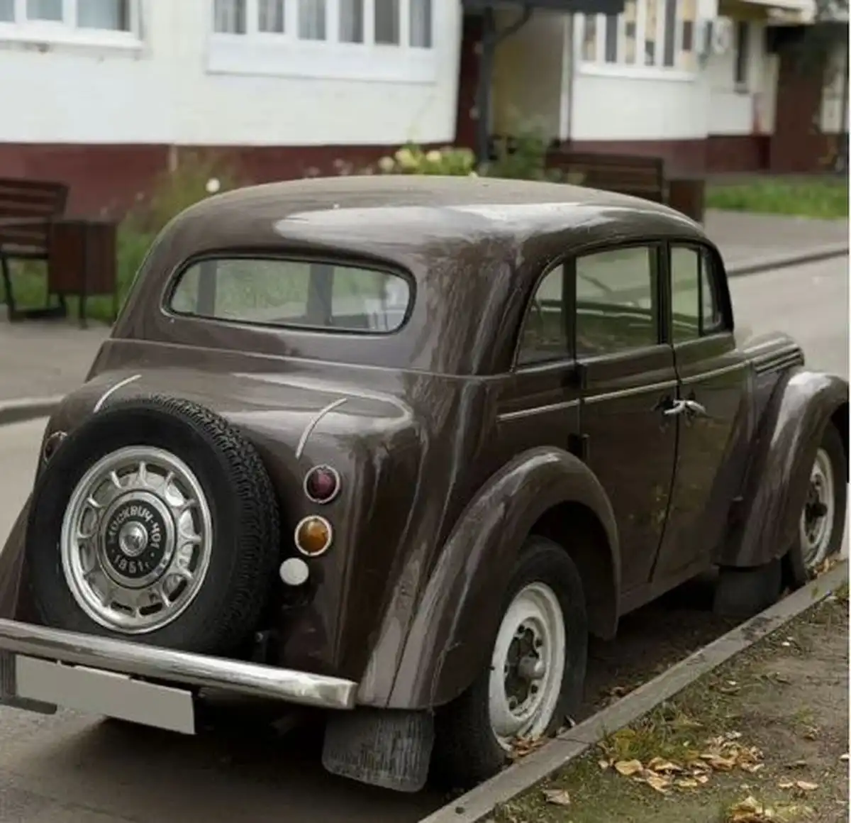Москвич 1953 года стоит во дворе дома в Нижнекамске