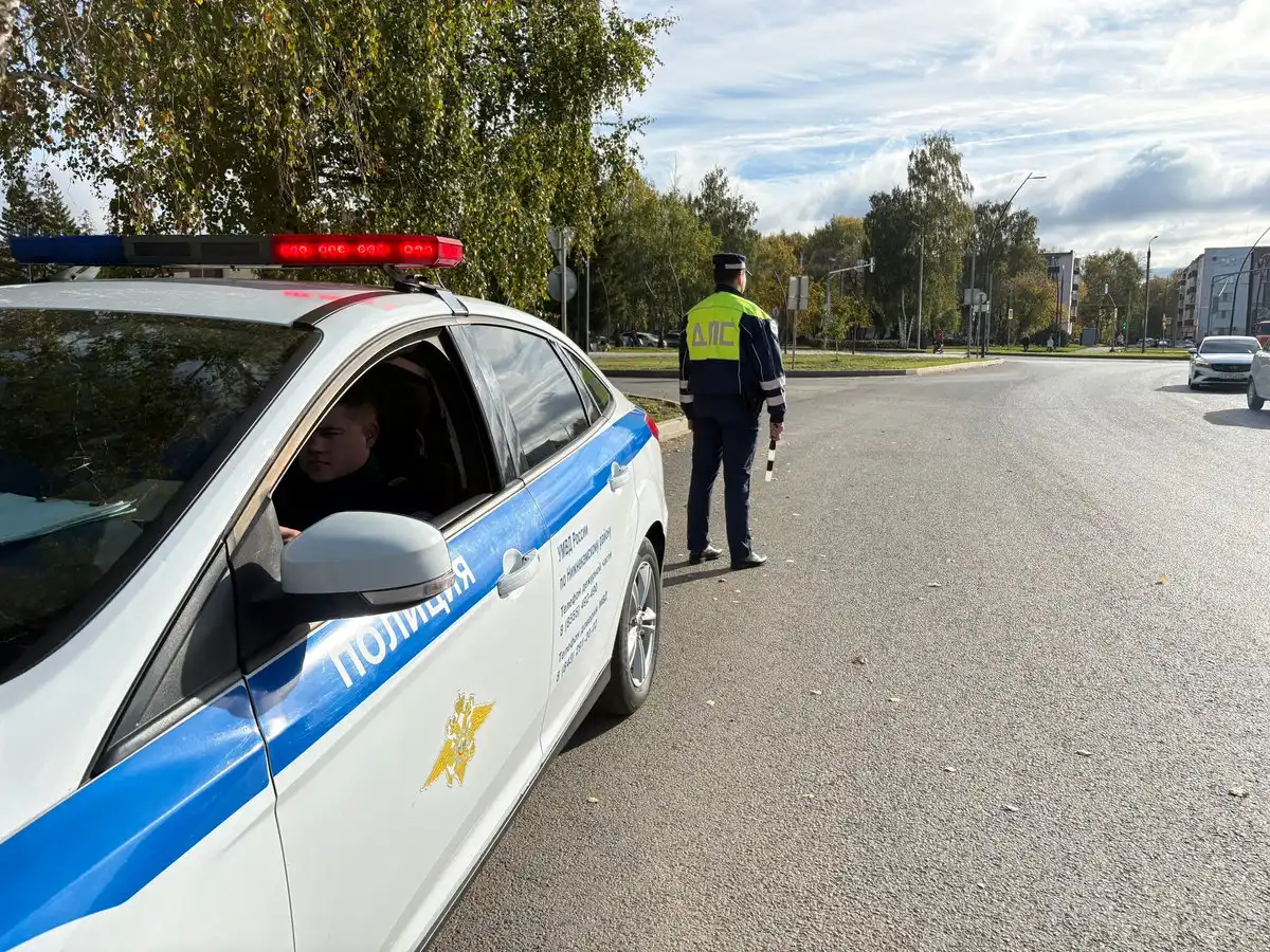 инспектор ГАИ Нижнекамска стоит спиной на дороге во время мероприятий "Пешеход"