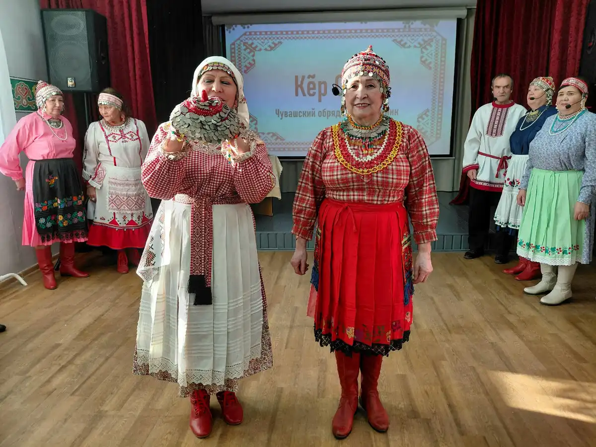 представители чувашского общества Нижнекамска стоят на сцене и показывают национальные костюмы