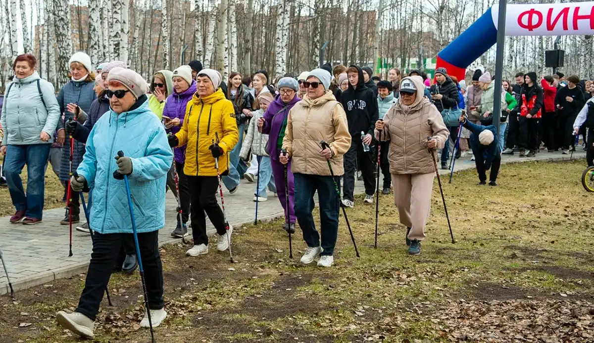 Пожилые люди на спортивном мероприятии