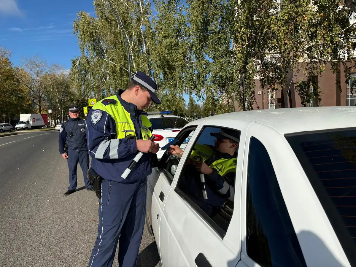 инспектор ГАИ Нижнекамска проверяет водителя в ходе операции "Пешеход"