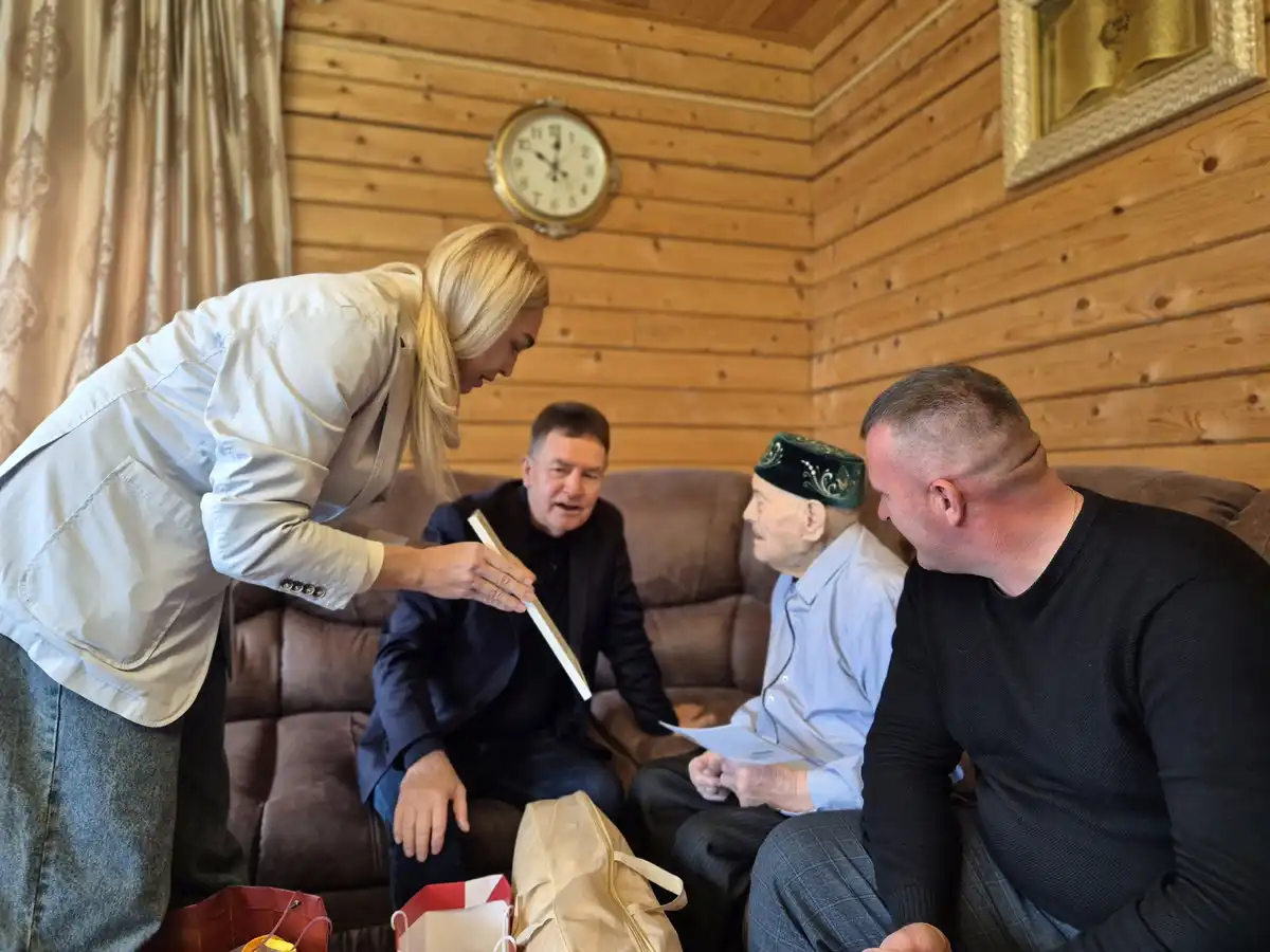 ветерану ВОВ Нижнекамского района Мирсаяфу Камалову вручают подарки на 102-летие