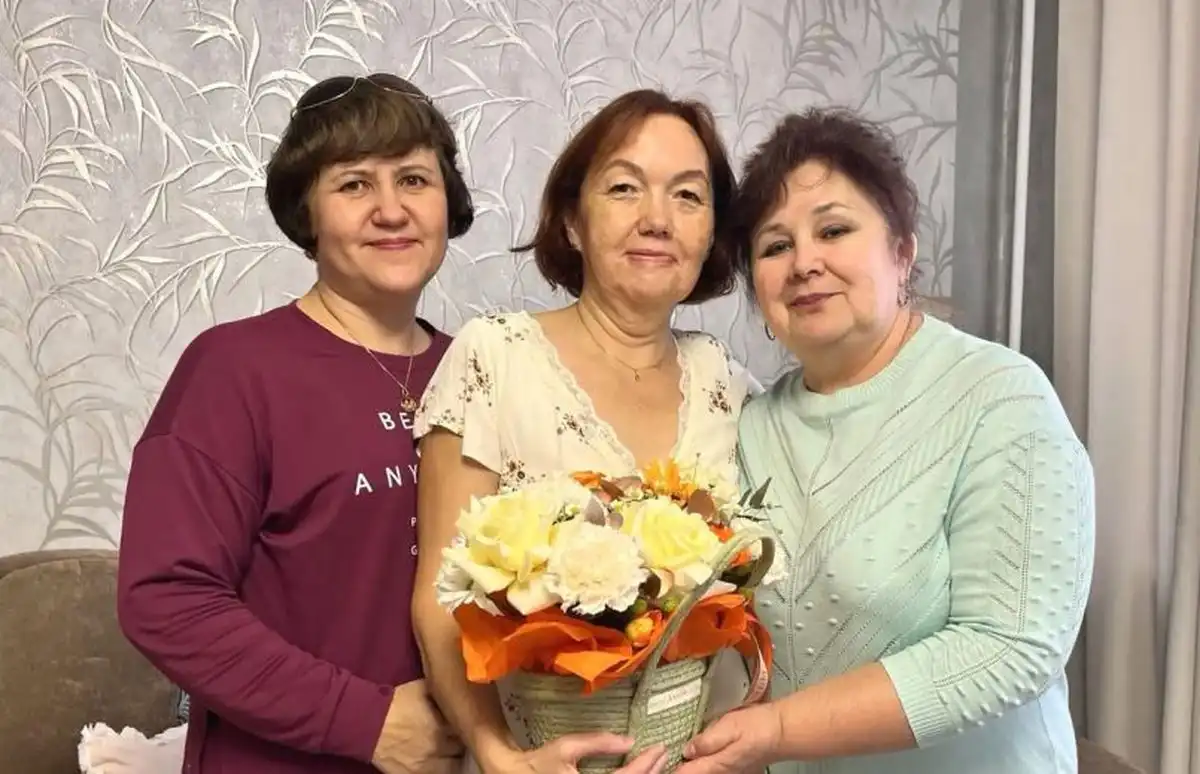 врачи НДРБ с ПЦ подарили букет врачу Гульнаре Барановой и проводили ее на заслуженный отдых