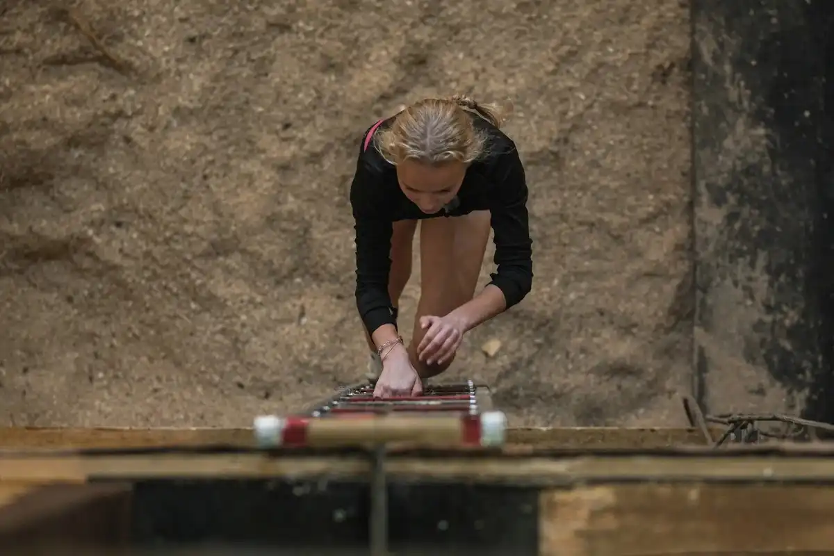 школьница проходит задание в соревнованиях по пожарно-спасательному спорту