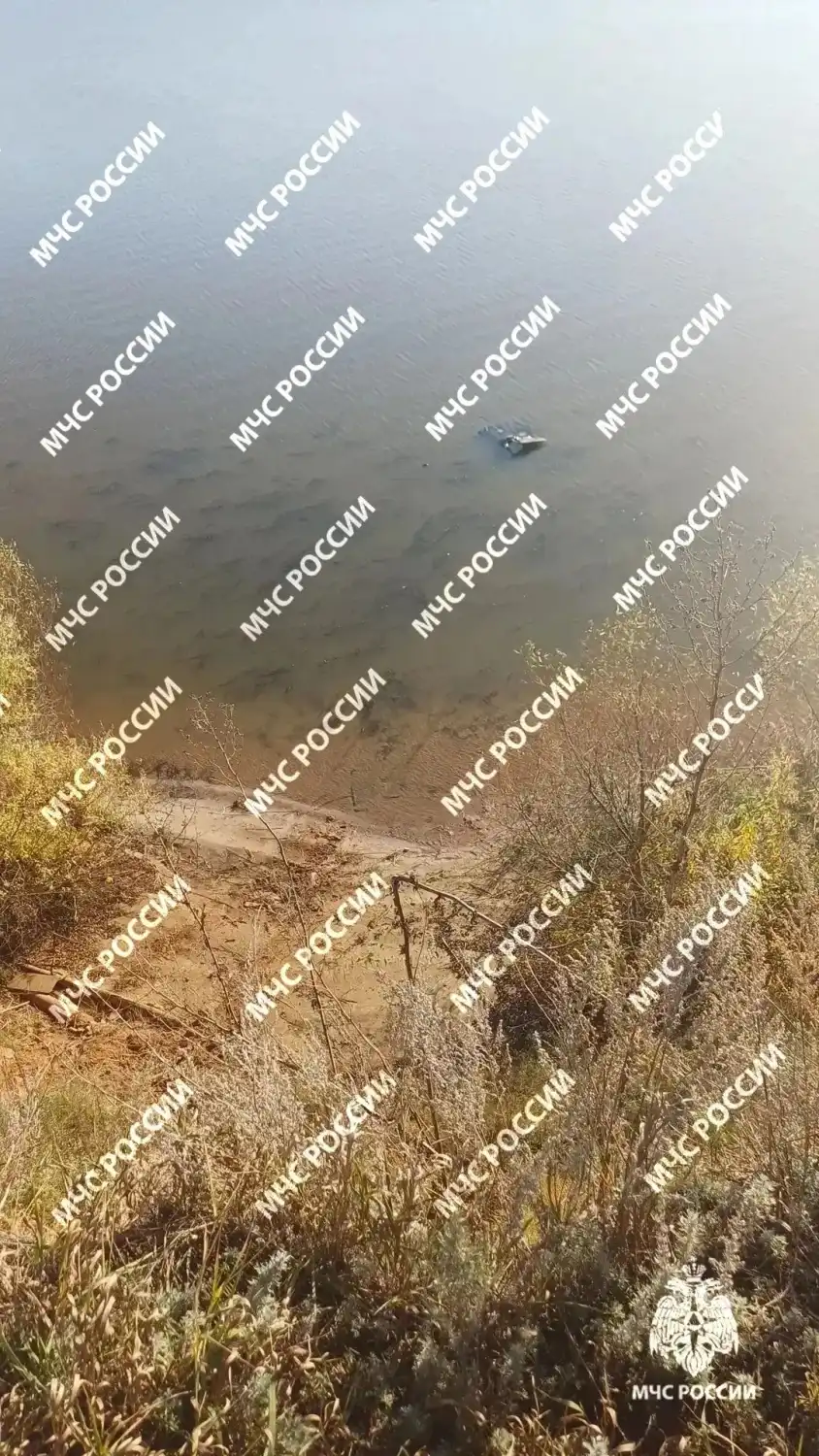 автомобиль в реке