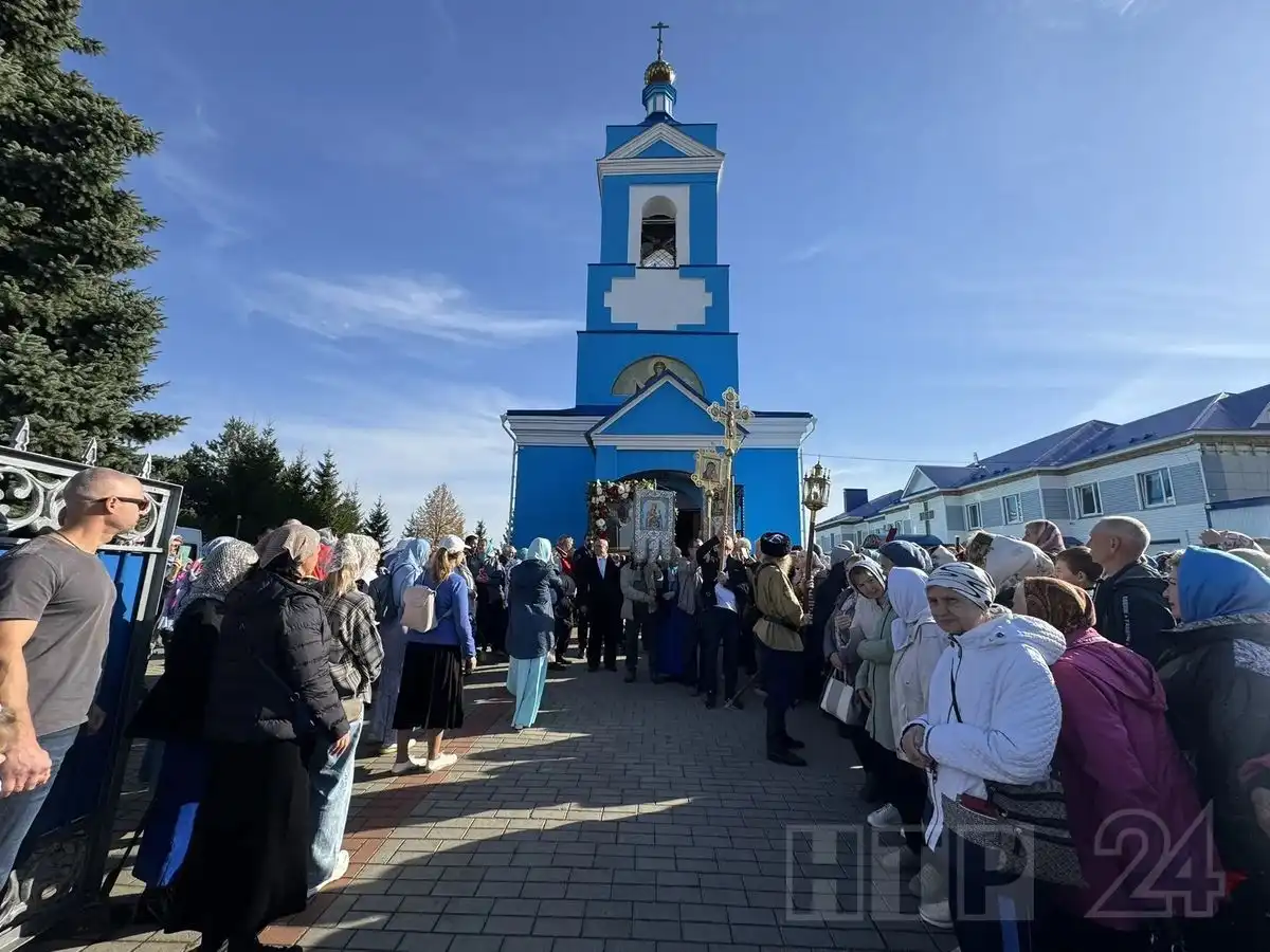 верующие у храма на Красном Ключе 14 октября 2026