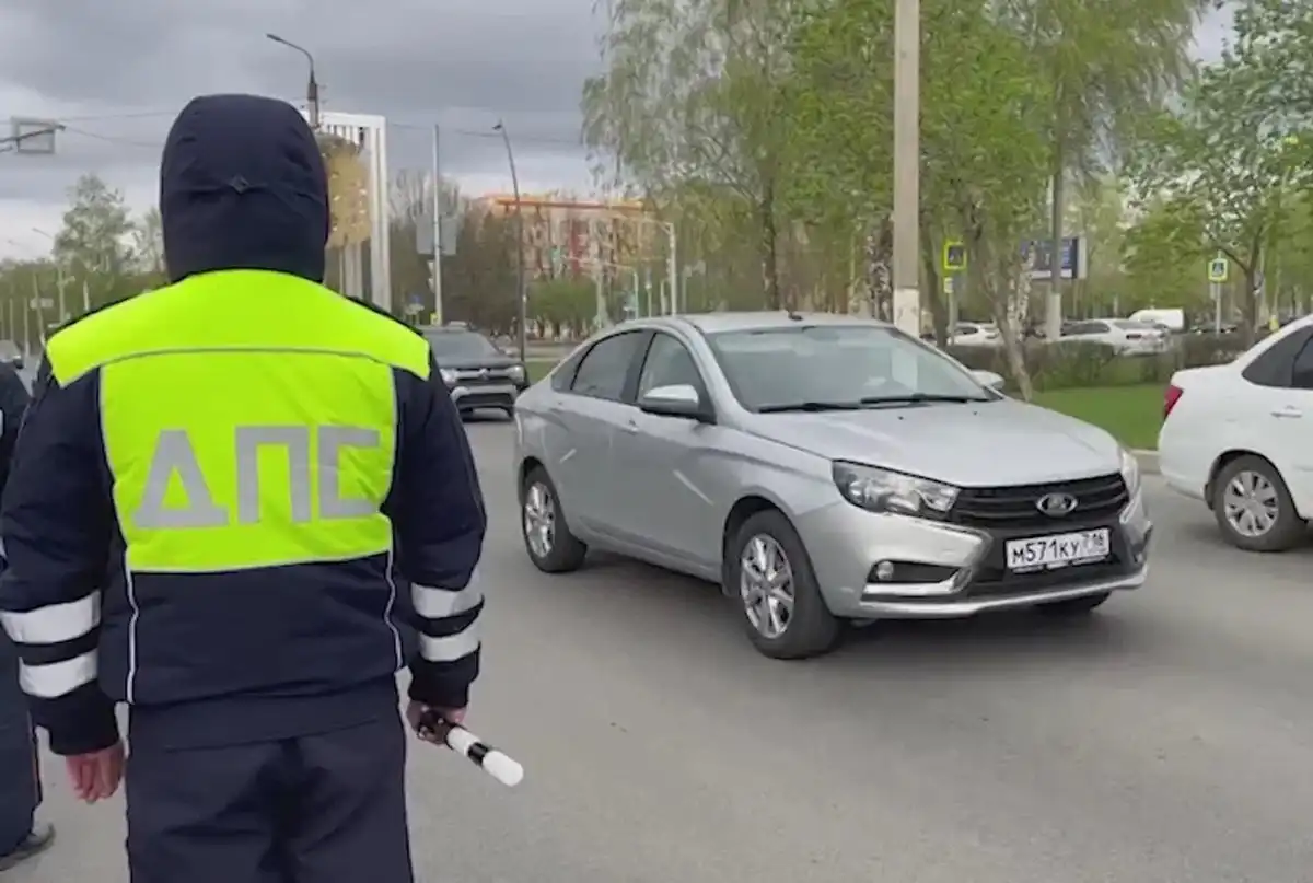 Сотрудник ДПС следит за соблюдени6ем ПДД