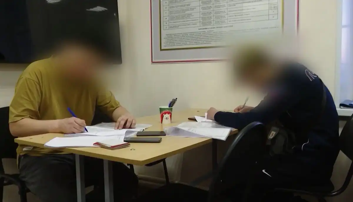 кандидаты в контрактники заполняют бумаги