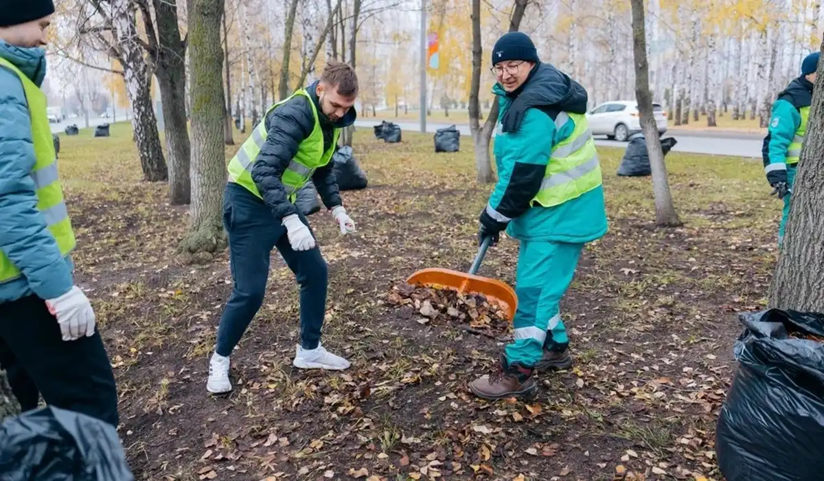 Участники субботника в Нижнекамске убирают сухую листву