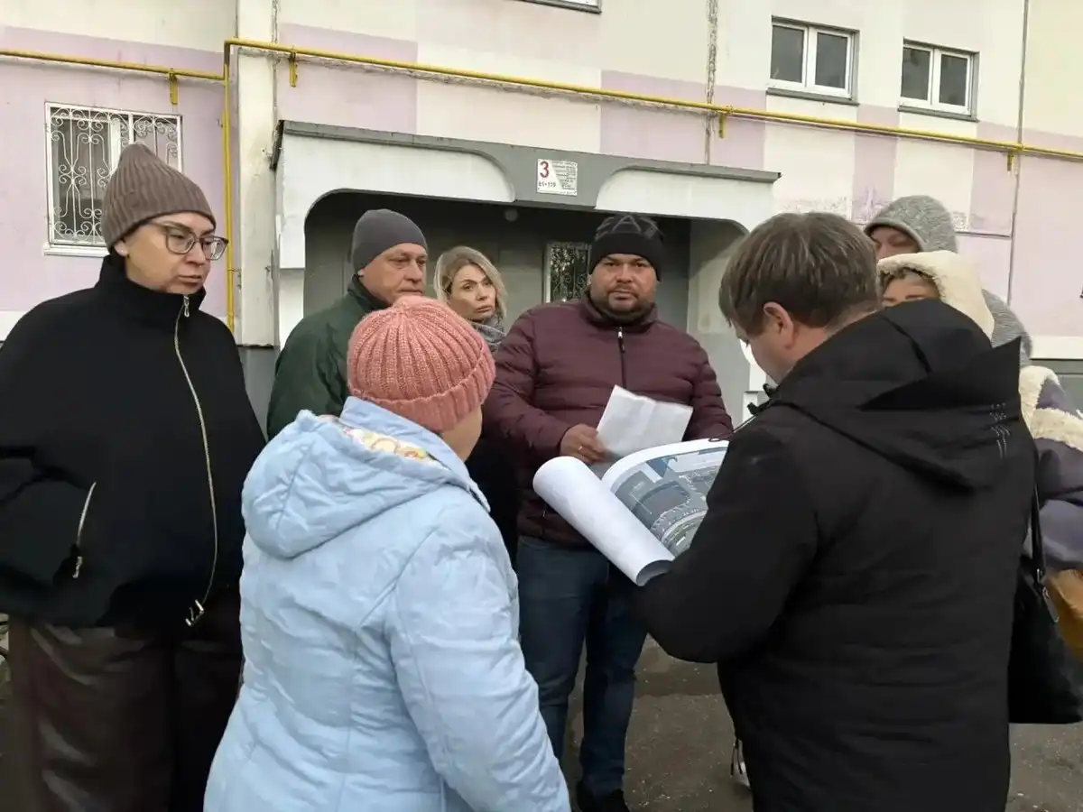жители проспекта Мира, 95 на собрании с застройщиком нового ТЦ