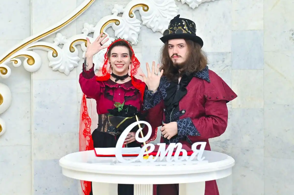 Молодожёны Азиз и Лина