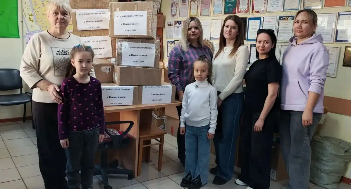 представители детсада № 53 в пункте сбора гумпомощи на Химиков 72б