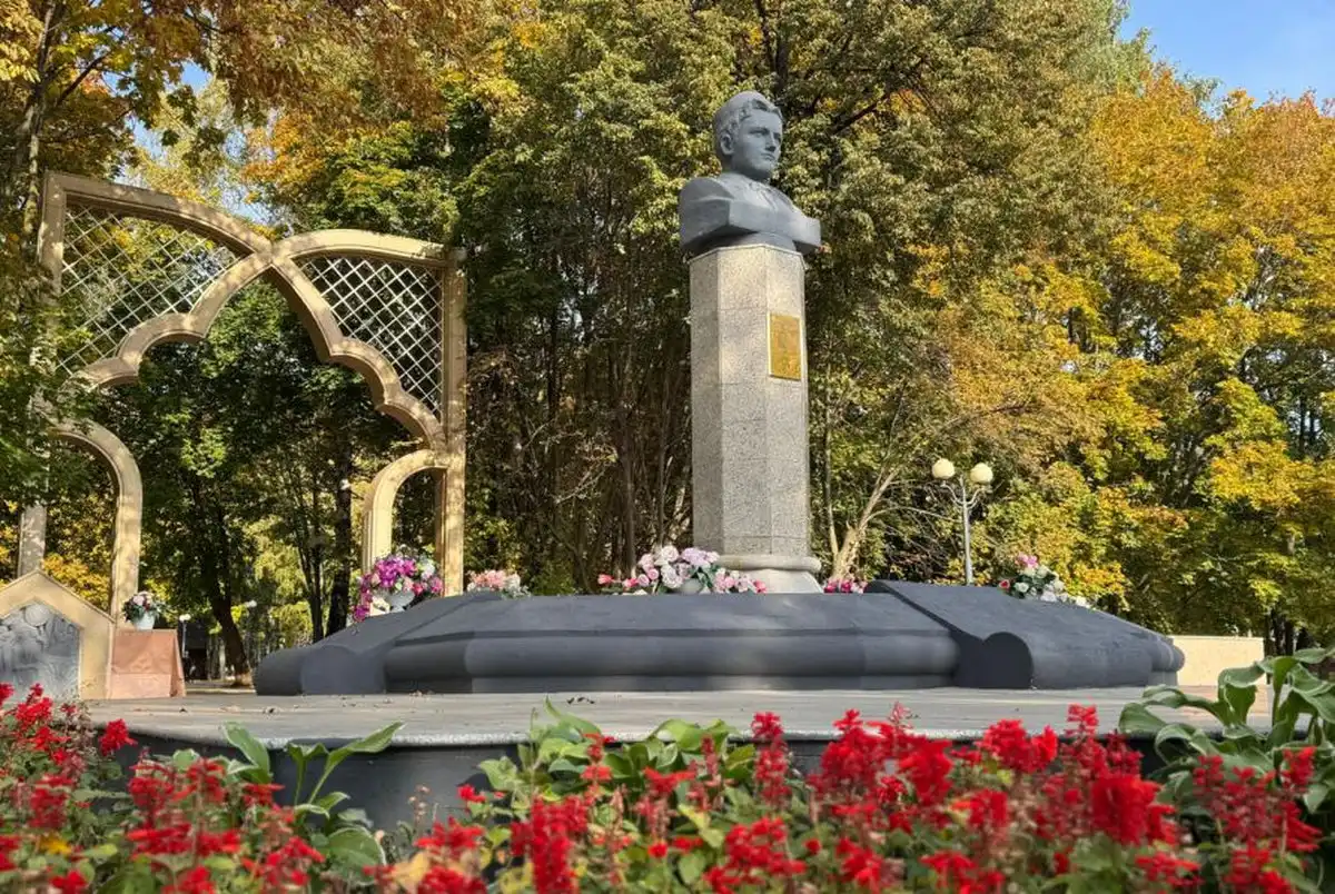 бюст Габдулле Тукаю в парке Тукая в городе Нижнекамск