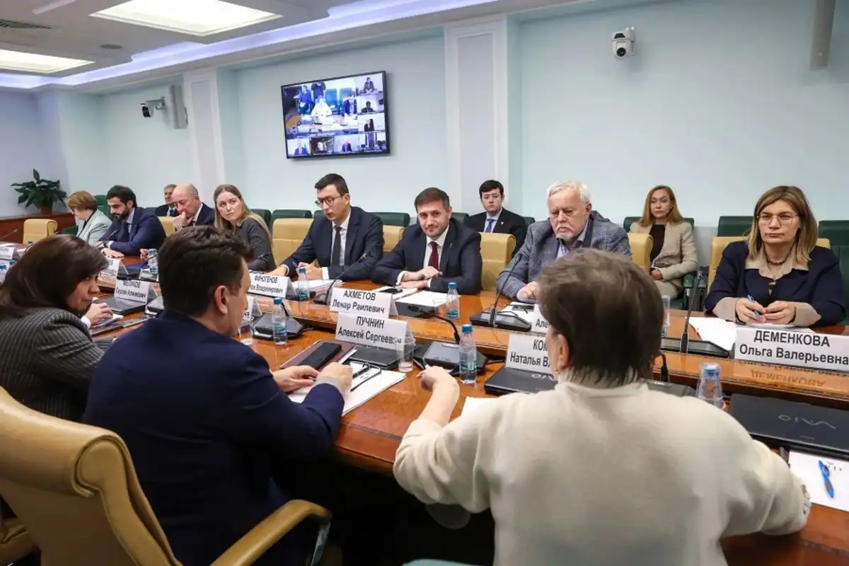 Заместитель главы НМР Ленар Ахметов на круглом столе, посвященном будущему моногородов