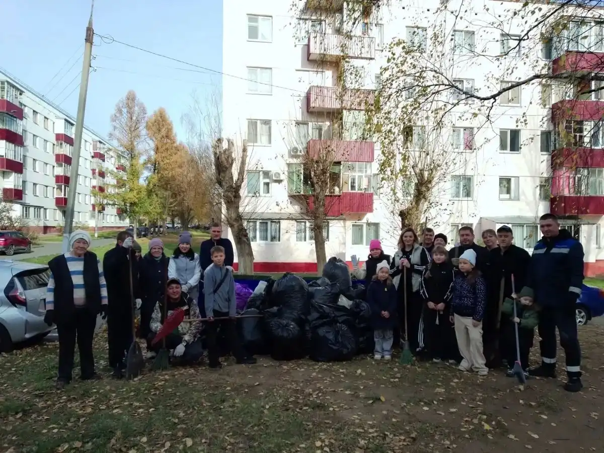 жители дома Гагарина 1А в Нижнекамске сделали общее фото после субботника