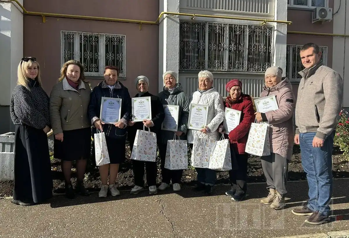 жительницы Менделеева 25 получили награды за клумбы