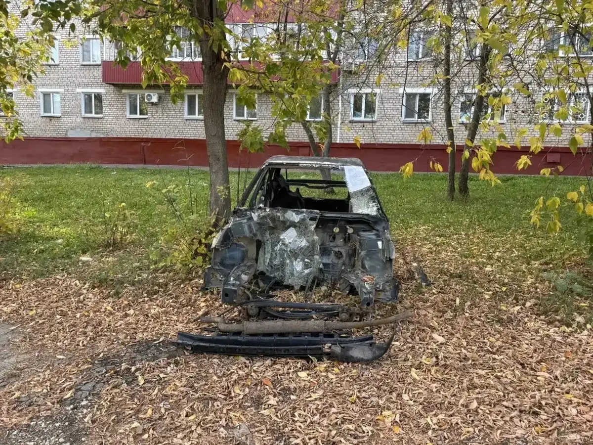 каркас автомобиля стоит на улице в Нижнекамске