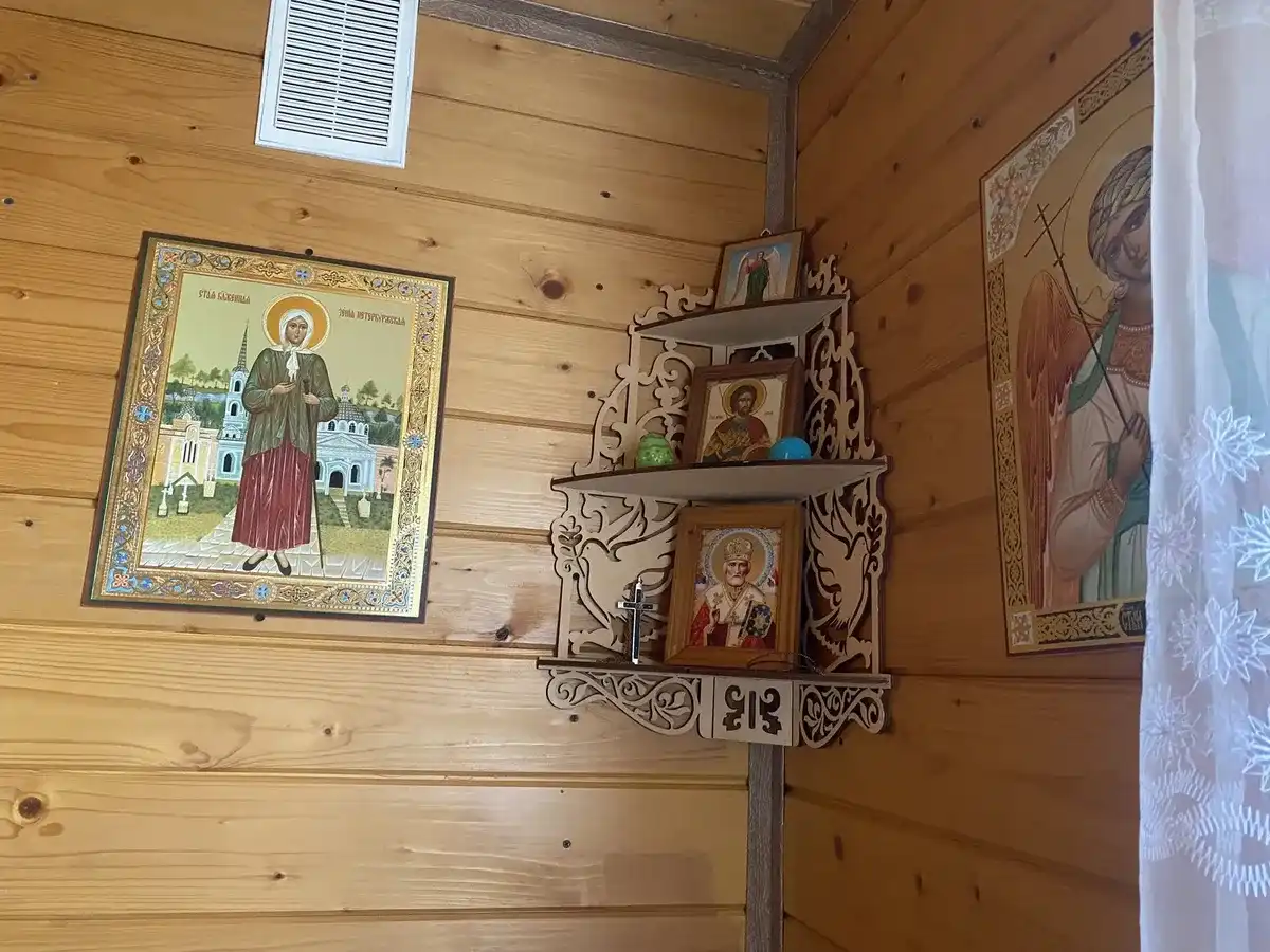 иконы на стене дома