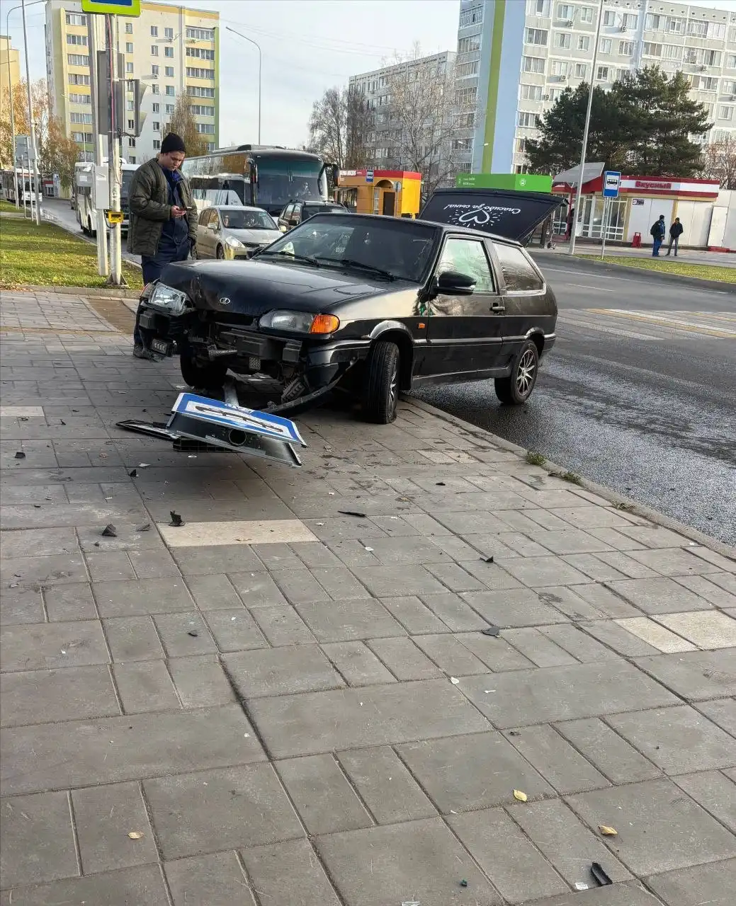 Автомобиль снес дорожный знак остановки в Нижнекамске