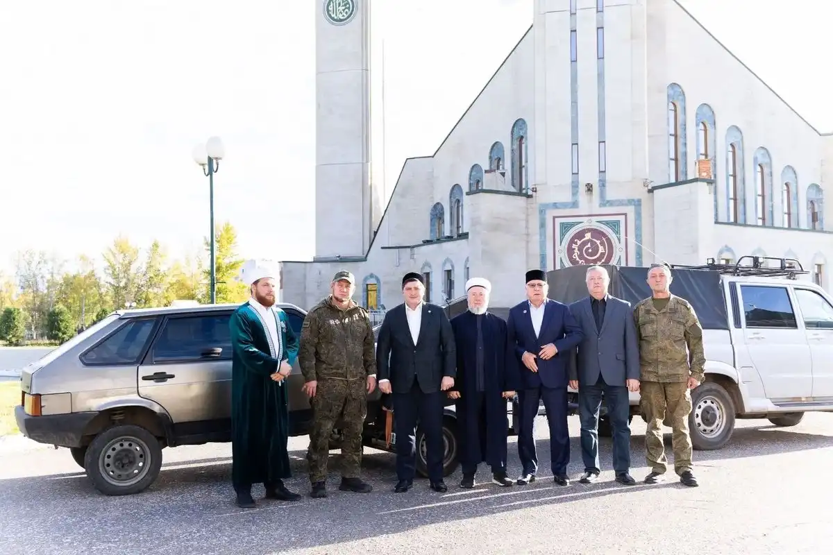 автомобиль Лада у центральной мечети Нижнекамска