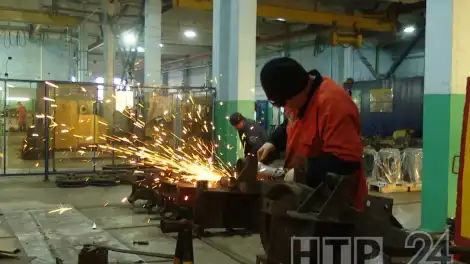 рабочий МУП ГЭТ ремонтирует вагонную тележку