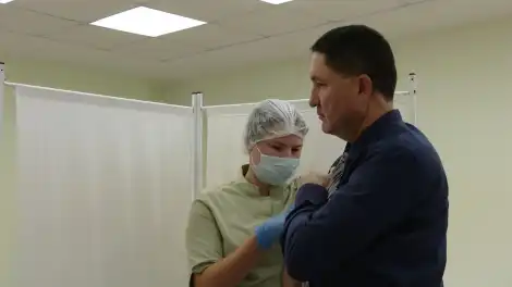 медсестра делает прививку от гриппа мужчине