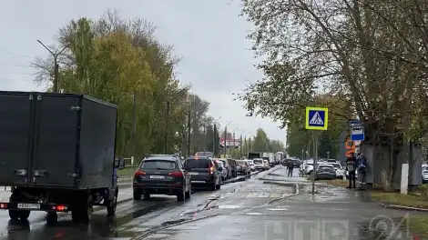 Пробка на улице Первопроходцев 7 октября в Нижнекамске