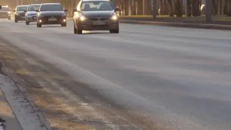 машины едут по дороге