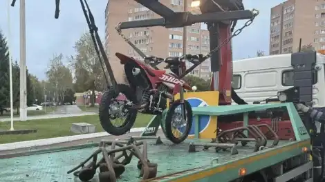 в Нижнекамске эвакуатор увозит на спецстоянку мотоцикл