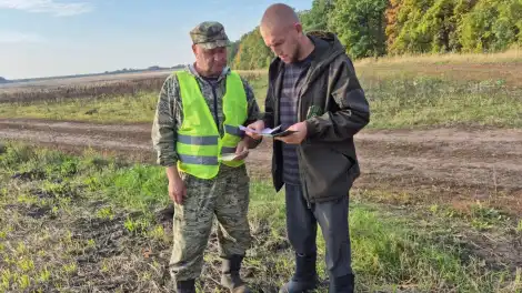 Инспектор Госкомитета Республики Татарстан по биоресурсам проверяет охотника