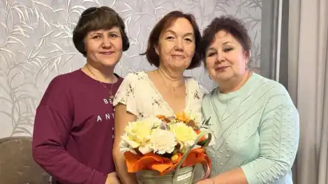 врачи НДРБ с ПЦ подарили букет врачу Гульнаре Барановой и проводили ее на заслуженный отдых