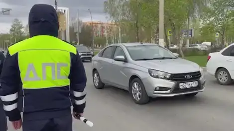 Сотрудник ДПС следит за соблюдени6ем ПДД