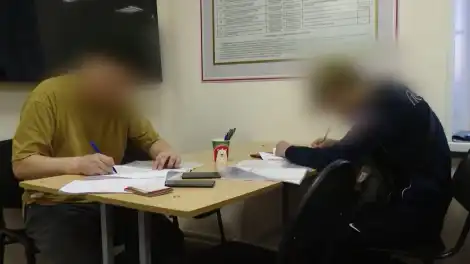 кандидаты в контрактники заполняют бумаги