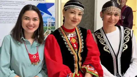 три девушки в национальных нарядах