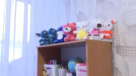 мягкие игрушки на шкафу