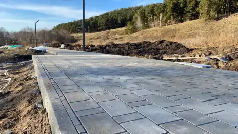 брусчатка новая вдоль леса