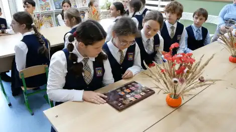 ученики из 33 школы Нижнекамска смотрят медали погибшего участника СВО