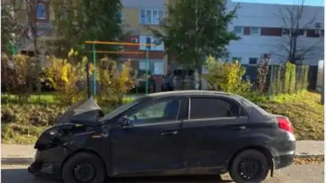 бесхозная машина стоит во дворе