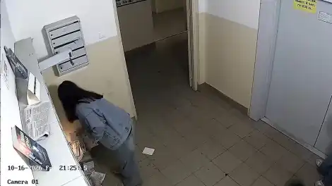 поджигает мусорку