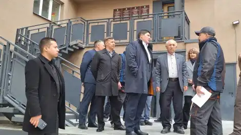 мэр Нижнекамска Радмир Беляев разговаривает с подрядчиками