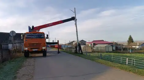 в селе Кулмакса устанавливают опоры освещения