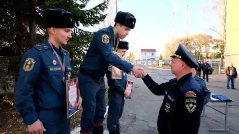 пожарный из Нижнекамска Кирилл Исаев получает награду после конкурса