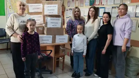 представители детсада № 53 в пункте сбора гумпомощи на Химиков 72б