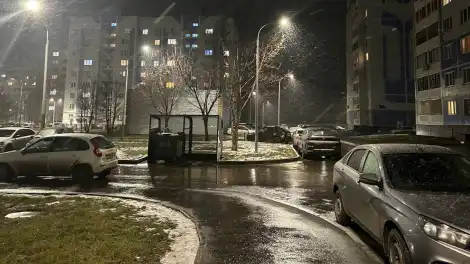 вечер двор в Нижнекамске в ноябре лужи осадки