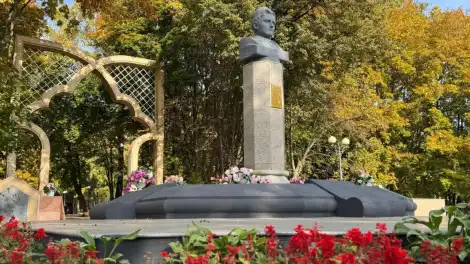 бюст Габдулле Тукаю в парке Тукая в городе Нижнекамск
